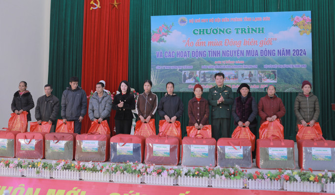 Các hộ gia đình chính sách, hộ nghèo nhận quà tặng từ các đơn vị đồng hành. Ảnh: Quang Duy - TTXVN potal-chuong-trinh-ao-am-mua-dong-bien-gioi-lang-son-7779701.jpg