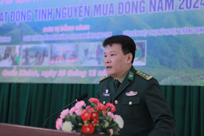 Thượng tá Nguyễn Xuân Thanh, Phó Chính ủy BĐBP tỉnh Lạng Sơn phát biểu tại chương trình. Ảnh: Quang Duy - TTXVN potal-chuong-trinh-ao-am-mua-dong-bien-gioi-lang-son-7779698-1.jpg