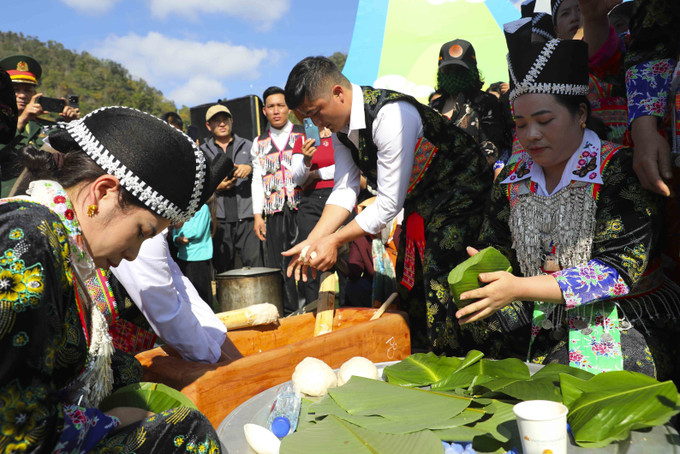 Thi giã bánh dày tại Ngày hội. Ảnh: Xuân Tư - TTXVN potal-soi-noi-ngay-hoi-van-hoa-dan-toc-mong-o-vung-bien-gioi-dien-bien-7780938.jpg