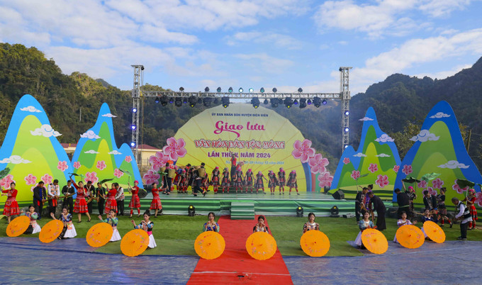 Giao lưu văn nghệ tại Ngày hội. Ảnh: Xuân Tư - TTXVN potal-soi-noi-ngay-hoi-van-hoa-dan-toc-mong-o-vung-bien-gioi-dien-bien-7780933.jpg