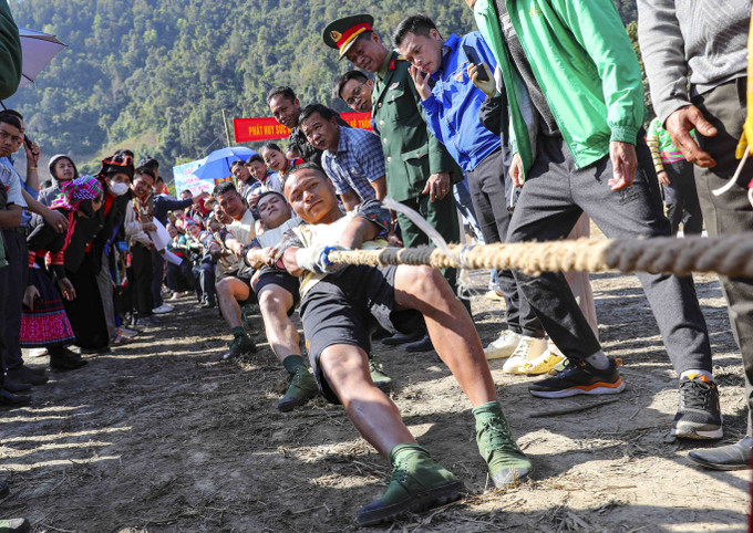 Thi kéo co tại Ngày hội. Ảnh: Xuân Tư - TTXVN potal-soi-noi-ngay-hoi-van-hoa-dan-toc-mong-o-vung-bien-gioi-dien-bien-7780935.jpg