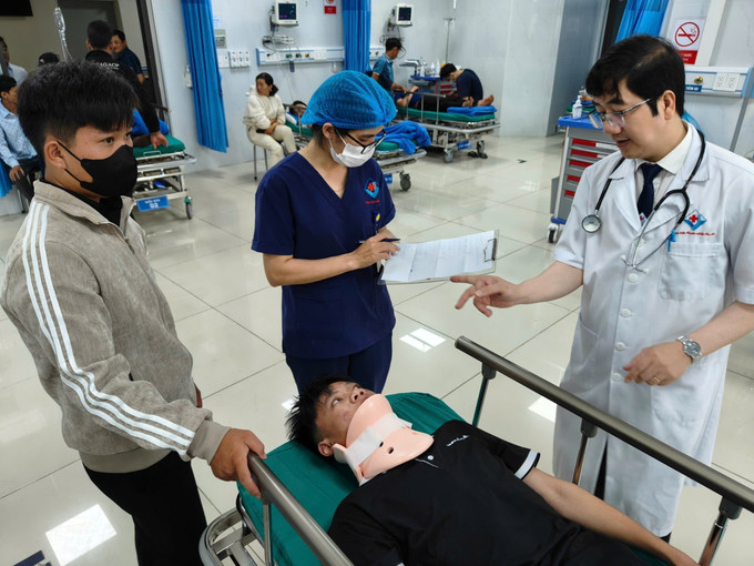Các nạn nhân đang được điều trị tại Bệnh viện Hùng Vương Gia Lai. Ảnh: Quang Thái- TTXVN potal-nhieu-hoc-sinh-o-gia-lai-bi-thuong-trong-vu-lat-xe-dua-don-7986910.jpg