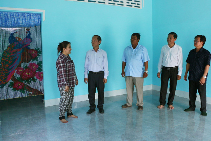 Lãnh đạo huyện Mỹ Tú đến thăm và chúc mừng gia đình đồng bào Khmer có căn nhà mới đón Tết cổ truyền. Ảnh: Tuấn Phi-TTXVN potal-nhieu-ho-dong-bao-dan-toc-khmer-o-soc-trang-mung-tet-chol-chnam-thmay-trong-can-nha-moi-7968354.jpg