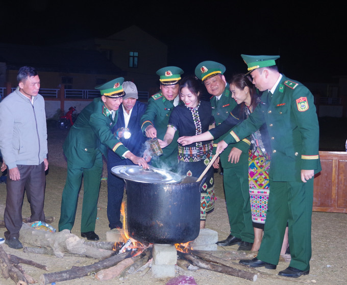Các cán bộ, chiến sỹ biên phòng và người dân nấu bánh chưng. Ảnh: Thanh Thuỷ-TTXVN Các cán bộ, chiến sỹ biên phòng và người dân nấu bánh chưng. Ảnh: Thanh Thuỷ-TTXVN