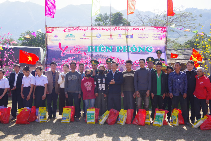 Trao tặng quà cho các hộ dân có hoàn cảnh đặc biệt khó khăn. Ảnh: Thanh Thuỷ-TTXVN potal-xuan-bien-phong-am-long-dan-ban-tai-quang-tri-7796195.jpg