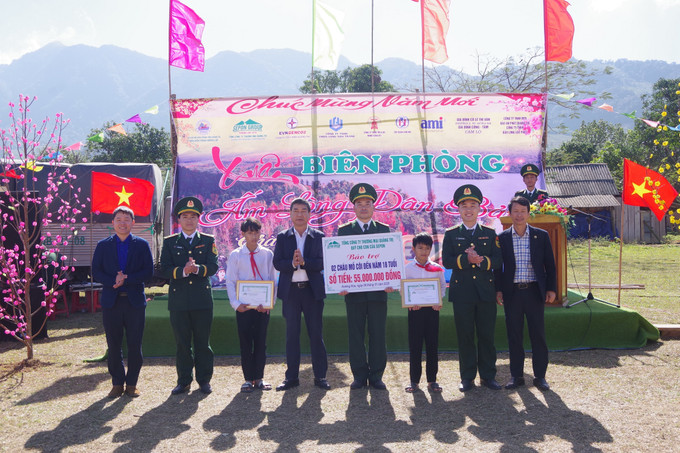 Trao tặng 2 suất học bổng bảo trợ 2 học sinh mồ côi trên địa bàn. Ảnh: Thanh Thuỷ-TTXVN potal-xuan-bien-phong-am-long-dan-ban-tai-quang-tri-7796198.jpg