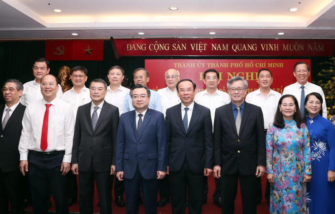 Các đại biểu dự Hội nghị chụp ảnh lưu niệm. Ảnh: Xuân Khu-TTXVN potal-bo-truong-bo-xay-dung-nguyen-thanh-nghi-giu-chuc-pho-bi-thu-thuong-truc-thanh-uy-thanh-pho-ho-chi-minh-7826655.jpg