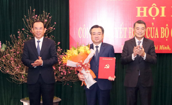 Đồng chí Lê Minh Hưng (phải), Ủy viên Bộ Chính trị, Bí thư Trung ương Đảng, Trưởng Ban Tổ chức Trung ương trao Quyết định của Bộ Chính trị; đồng chí Nguyễn Văn Nên (trái), Ủy viên Bộ Chính trị, Bí thư Thành ủy Thành phố Hồ Chí Minh tặng hoa chúc mừng tân Phó Bí thư Thường trực Thành ủy Thành phố Hồ Chí Minh Nguyễn Thanh Nghị (giữa). Ảnh: Xuân Khu-TTXVN potal-bo-truong-bo-xay-dung-nguyen-thanh-nghi-giu-chuc-pho-bi-thu-thuong-truc-thanh-uy-thanh-pho-ho-chi-minh-7826658.jpg