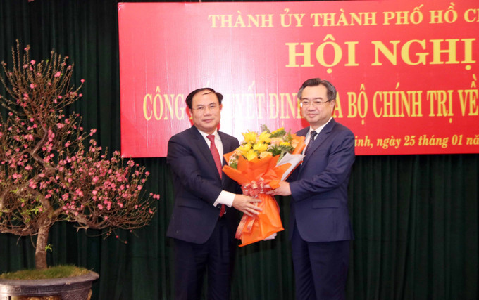 Đại diện lãnh đạo Ban Cán sự Đảng Bộ Xây dựng tặng hoa chúc mừng đồng chí Nguyễn Thanh Nghị (phải). Ảnh: Xuân Khu-TTXVN potal-dong-chi-nguyen-thanh-nghi-giu-chuc-pho-bi-thu-thuong-truc-thanh-uy-tp-ho-chi-minh-7826662.jpg