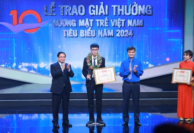 Thủ tướng Phạm Minh Chính và Bí thư Thứ nhất Trung ường Đoàn TNCS Hồ Chí Minh Bùi Quang Huy trao Giải thưởng Gương mặt trẻ Việt Nam tiêu biểu năm 2024 trong lĩnh vực học tập cho sinh viên Trường Đại học Bách khoa Hà Nội Thân Thế Công. Ảnh: Dương Giang-TTXVN