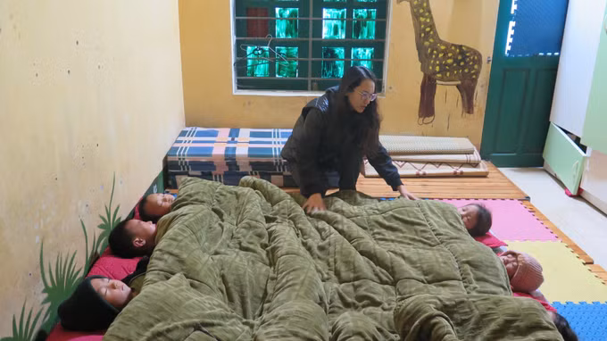 Chăn, đệm, quạt sưởi chống rét cho học sinh đã được bổ sung đầy đủ tại Điểm trường Chu Lìn 1, Trường Mầm non Trung Chải, thị xã Sa Pa, tỉnh Lào Cai. Ảnh: Hương Thu - TTXVN