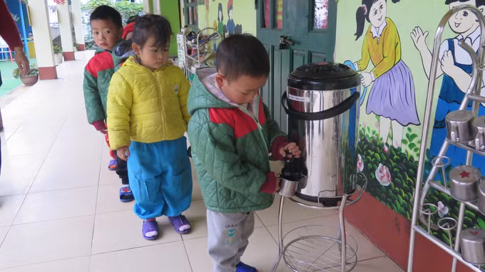 Bình nước nóng phục vụ các học sinh tại Điểm trường Chu Lìn 1, Trường Mầm non Trung Chải, thị xã Sa Pa, tỉnh Lào Cai. Ảnh: Hương Thu - TTXVN