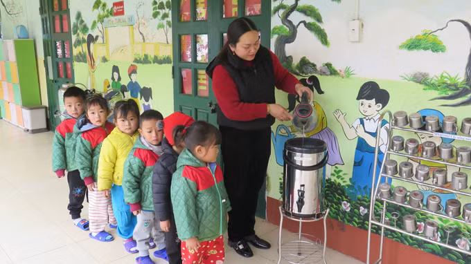 Thức uống nóng luôn được giữ ấm và bổ sung liên tục phục vụ các học sinh tại Điểm trường Chu Lìn 1, Trường Mầm non Trung Chải, thị xã Sa Pa, tỉnh Lào Cai. Ảnh: Hương Thu - TTXVN