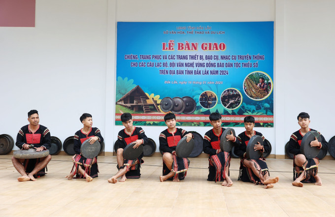 CLB Văn hóa dân gian buôn Kmrơng A, xã Ea Tu, thành phố Buôn Ma Thuột, tấu chiêng với các bộ chiêng mới tại chương trình. Ảnh: Hoài Thu – TTXVN potal-dak-lak-le-ban-giao-trang-phuc-va-cac-nhac-cu-truyen-thong-cho-cac-clb-doi-van-nghe-vung-dong-bao-dan-toc-thieu-so-7810153.jpg