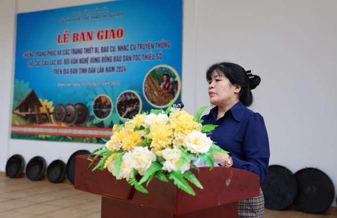 Phó Giám đốc Sở Văn hóa, Thể thao và Du lịch tỉnh Đắk Lắk Nguyễn Thụy Phương Hiếu phát biểu tại chương trình. Ảnh: Hoài Thu – TTXVN potal-dak-lak-le-ban-giao-trang-phuc-va-cac-nhac-cu-truyen-thong-cho-cac-clb-doi-van-nghe-vung-dong-bao-dan-toc-thieu-so-7810151.jpg