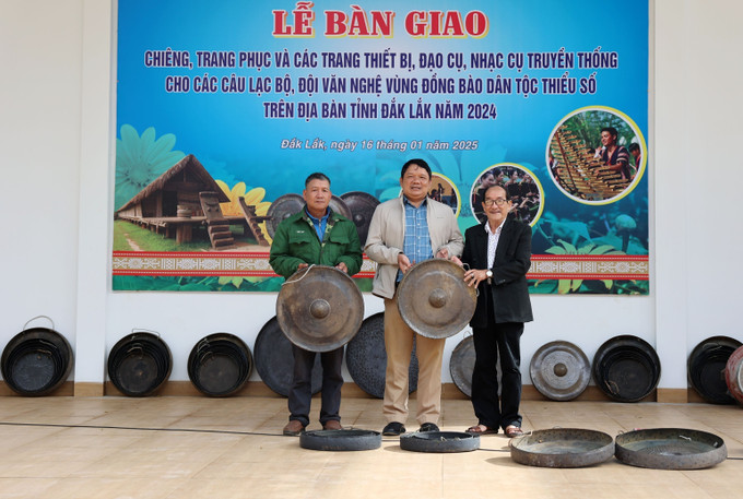 Bàn giao chiêng, trang phục và các trang thiết bị, đạo cụ, nhạc cụ truyền thống cho các câu lạc bộ, đội văn nghệ vùng đồng bào dân tộc thiểu số. Ảnh: Hoài Thu – TTXVN potal-dak-lak-le-ban-giao-trang-phuc-va-cac-nhac-cu-truyen-thong-cho-cac-clb-doi-van-nghe-vung-dong-bao-dan-toc-thieu-so-7810150.jpg