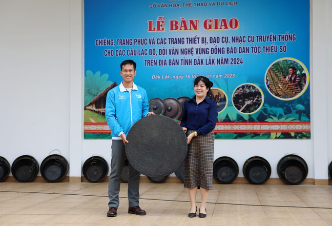 Bàn giao bộ chiêng trao tặng Tỉnh đoàn Đắk Lắk. Ảnh: Hoài Thu – TTXVN potal-dak-lak-le-ban-giao-trang-phuc-va-cac-nhac-cu-truyen-thong-cho-cac-clb-doi-van-nghe-vung-dong-bao-dan-toc-thieu-so-7810148-1.jpg