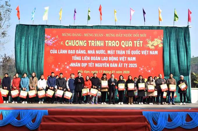 potal-pho-thu-tuong-ho-duc-phoc-tang-qua-tet-tai-bac-kan-7812400.jpg