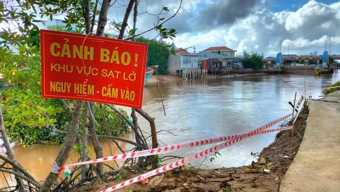 potal-bac-lieu-khan-truong-thuc-hien-cac-giai-phap-phong-chong-khac-phuc-sat-lo-bo-kenh-304-7921260.jpg