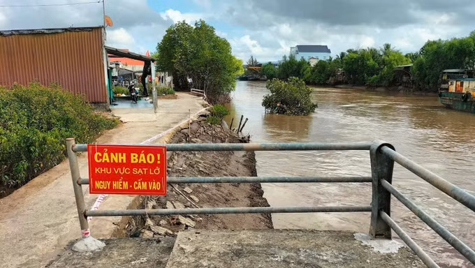 potal-bac-lieu-khan-truong-thuc-hien-cac-giai-phap-phong-chong-khac-phuc-sat-lo-bo-kenh-304-7921272.jpg