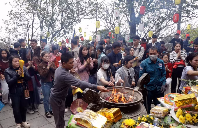 potal-chua-huong-tich-ha-tinh-hut-khach-thap-phuong-dau-nam-moi-7835799.jpg
