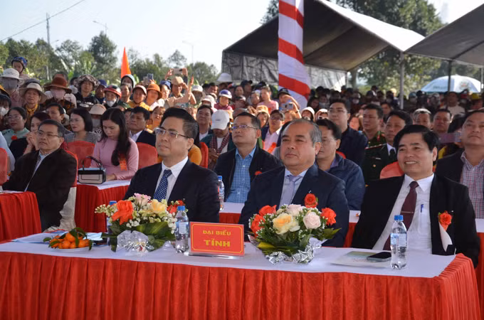 potal-quang-ngai-trao-bang-cong-nhan-le-hoi-dua-thuyen-xa-tinh-long-la-di-san-van-hoa-phi-vat-the-quoc-gia-7835577.jpg