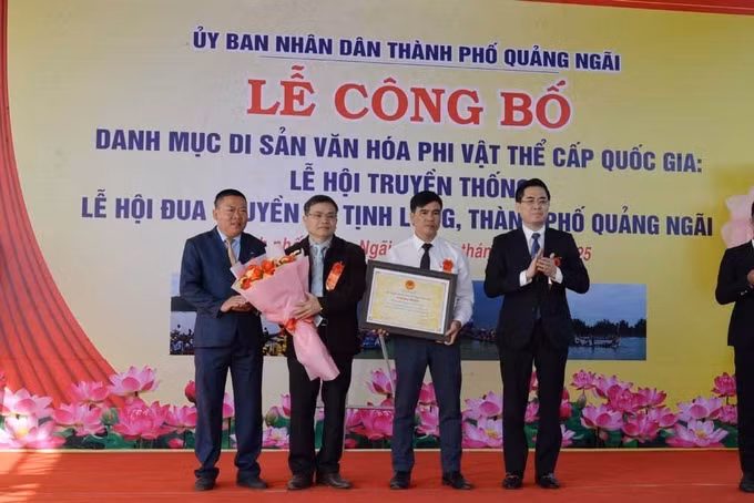potal-quang-ngai-trao-bang-cong-nhan-le-hoi-dua-thuyen-xa-tinh-long-la-di-san-van-hoa-phi-vat-the-quoc-gia-7835582.jpg