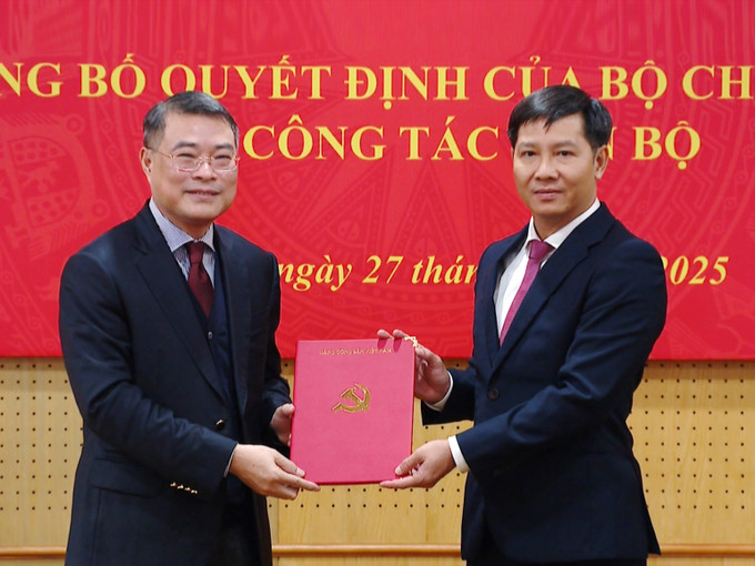 Đồng chí Lê Minh Hưng, Ủy viên Bộ Chính trị, Bí thư Trung ương Đảng, Trưởng Ban Tổ chức Trung ương trao Quyết định cho đồng chí Nguyễn Thành Tâm. Ảnh: TTXVN potal-dong-chi-nguyen-thanh-tam-giu-chuc-pho-truong-ban-to-chuc-trung-uong-7877687.jpg