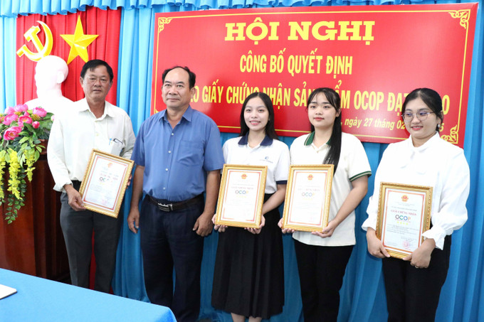 Ông Huỳnh Kim Nhân, Phó Giám đốc Sở Nông nghiệp và Phát triển nông thôn tỉnh Trà Vinh trao Giấy chứng nhận các sản phẩm đạt OCOP 4 sao cho 4 chủ thể. Ảnh: Thanh Hòa - TTXVN potal-tra-vinh-cong-bo-va-trao-giay-chung-nhan-san-pham-ocop-4-sao-7877997.jpg