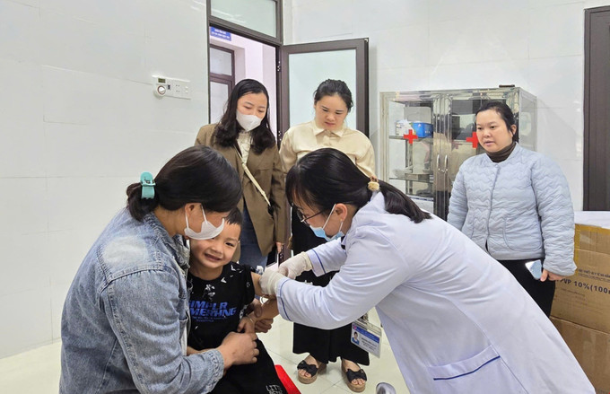 Tiêm vaccine phòng bệnh sởi cho trẻ từ 6-10 tuổi tại Trạm Y tế xã Cao Chương, huyện Trùng Khánh. Ảnh: Chu Hiệu-TTXVN potal-cao-bang-tiem-phong-soi-dat-tren-911-ke-hoach-7951349.jpg