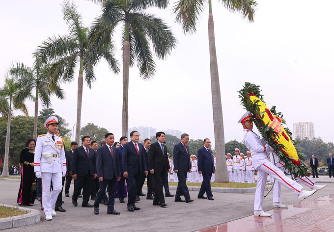 Đoàn đại biểu lãnh đạo Đảng, Nhà nước, Ủy ban Trung ương Mặt trận Tổ quốc Việt Nam dâng hương tưởng niệm các vị tiền bối cách mạng và các Anh hùng, liệt sỹ tại Nghĩa trang Mai Dịch. Ảnh: Văn Điệp-TTXVN potal-lanh-dao-dang-nha-nuoc-va-tp-ha-noi-dang-huong-tuong-niem-tai-nghia-trang-mai-dich-7823013.jpg