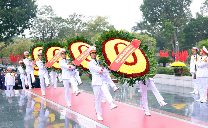 Vòng hoa của lãnh đạo, nguyên Lãnh đạo Đảng, Nhà nước đến đặt vòng hoa tại Đài tưởng niệm các Anh hùng llệt sĩ. Ảnh: Phạm Kiên - TTXVN potal-lanh-dao-dang-nha-nuoc-tuong-niem-cac-anh-hung-liet-si-nhan-dip-chuan-bi-don-xuan-at-ty-2025-7822946-1.jpg