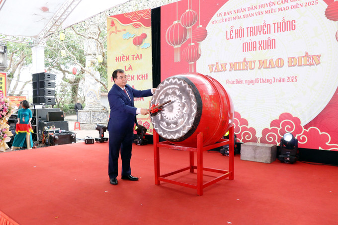 Phó Chủ tịch UBND tỉnh Hải Dương Nguyễn Minh Hùng đánh trống khai hội. Ảnh: Mạnh Tú - TTXVN potal-van-mieu-mao-dien-la-khu-du-lich-cap-tinh-cua-hai-duong-7915622.jpg
