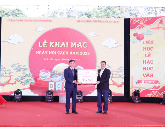 Đại diện lãnh đạo Sở Văn hóa, Thể thao và Du lịch Hải Dương tặng sách cho trường học trên địa bàn huyện Cẩm Giàng. Ảnh: Mạnh Tú - TTXVN potal-van-mieu-mao-dien-la-khu-du-lich-cap-tinh-cua-hai-duong-7915605.jpg