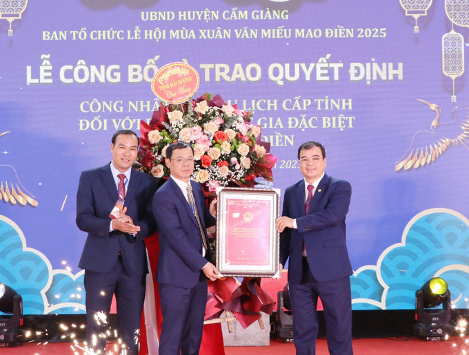 Trao quyết định công nhận Văn miếu Mao Điền là điểm du lịch cấp tỉnh của Hải Dương. Ảnh: Mạnh Tú - TTXVN potal-van-mieu-mao-dien-la-khu-du-lich-cap-tinh-cua-hai-duong-7915599.jpg