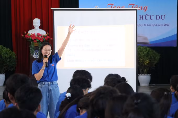 potal-trao-tang-tu-sach-dinh-huu-du-va-tuyen-truyen-phong-chong-tin-gia-tai-phu-yen-7914897.jpg