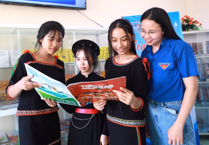 potal-trao-tang-tu-sach-dinh-huu-du-va-tuyen-truyen-phong-chong-tin-gia-tai-phu-yen-7915048.jpg