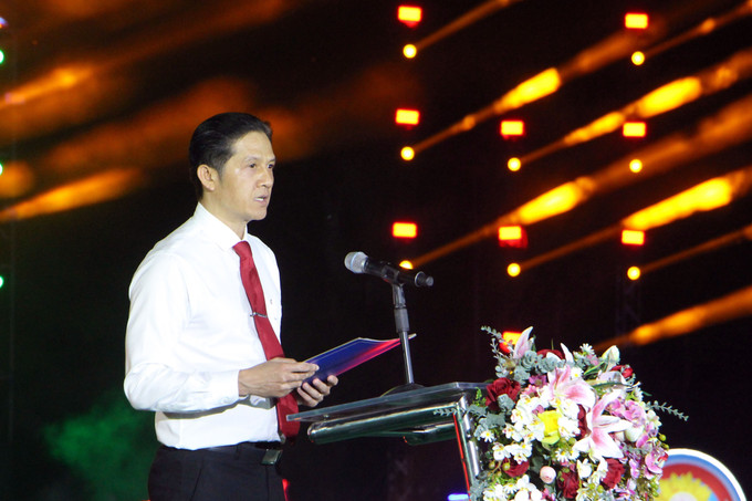 Ông Huỳnh Trung Trứ, Chủ tịch Ủy ban nhân dân quận Ninh Kiều, thành phố Cần Thơ phát biểu khai mạc sự kiện. Ảnh: Trung Kiên - TTXVN potal-khai-mac-ngay-hoi-du-lich-dem-hoa-dang-ninh-kieu-nam-2024-7783084.jpg