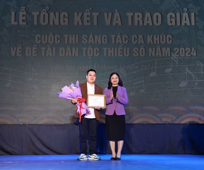 potal-trao-giai-cuoc-thi-sang-tac-ca-khuc-ve-de-tai-dan-toc-thieu-so-nam-2024-7783773.jpg