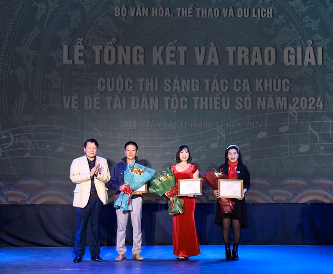 potal-trao-giai-cuoc-thi-sang-tac-ca-khuc-ve-de-tai-dan-toc-thieu-so-nam-2024-7783770.jpg