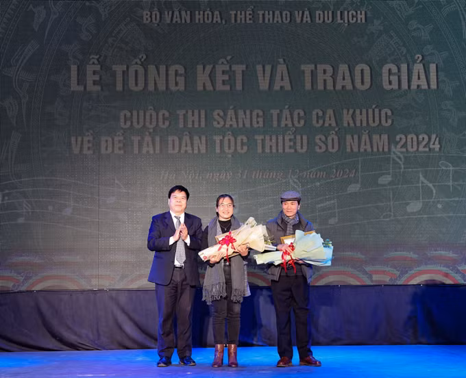 potal-trao-giai-cuoc-thi-sang-tac-ca-khuc-ve-de-tai-dan-toc-thieu-so-nam-2024-7783767.jpg