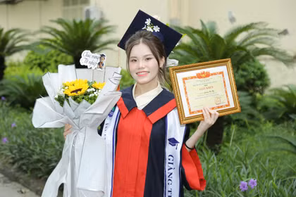 Từng muốn bỏ học vì hoàn cảnh, cô gái người Mông tốt nghiệp cử nhân loại xuất sắc