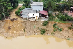 Phú Thọ: Ban hành Lệnh xây dựng công trình khẩn cấp đối với sự cố sạt lở bờ, vở sông đê hữu Lô