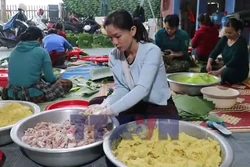 Làng bánh tét mặt trăng 'đỏ lửa' mùa Tết