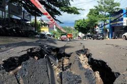 Đảm bảo an toàn giao thông qua khu vực sụt lút ở thành phố Gia Nghĩa