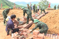 Chiến dịch thần tốc làm nhà cho người dân vùng lũ Điện Biên