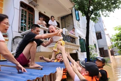 Tình người và sự sẻ chia trong 'biển nước' Thái Nguyên