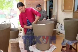 Bảo tồn, nâng tầm di sản văn hóa gốm Chăm