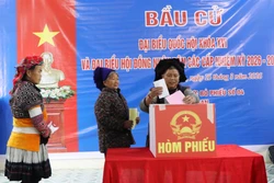 Đồng bào các dân tộc vùng biên giới phấn khởi đi bầu cử