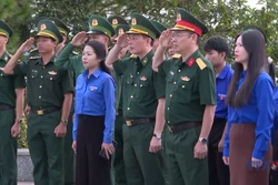 Thiêng liêng lễ chào cờ tại cột mốc ngã ba biên giới